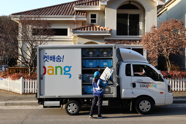 유통산업발전법의 각종 규제가 대형마트의 실적은 물론 업황 자체를 악화하고 있다는 지적이 끊이질 않고 있다. 사진은 쿠팡의 새벽배송 모습. /쿠팡