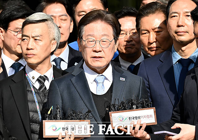 이재명 대통령(당시 더불어민주당 대표)가 3월26일 항소심에서 무죄 선고를 받고 입장을 밝히고 있다./사진공동취재단