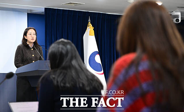 장윤정 통일부 부대변인이 26일 오전 서울 종로구 정부서울청사에서 현안 관련 정례브리핑을 하고 있다. /임영무 기자