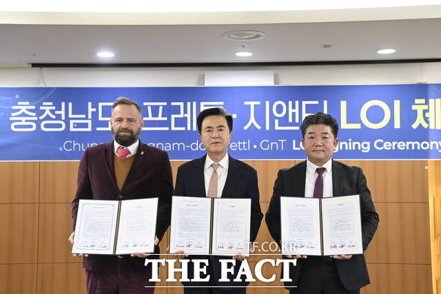 충남도가 26일 도청 상황실에서 대규모 신사업 투자 협력을 체결한 가운데 김태흠 충남도지사(가운데), 손일수 지앤티 대표(오른쪽), 빌리 프란츠 프레틀 프레틀그룹 최고경영자(CEO)가 기념 촬영을 하고 있다. /충남도