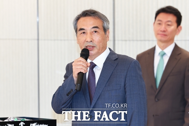 윤석열 전 대통령의 부인 김건희 여사 의혹 관련 사건을 맡은 민중기 특별검사가 2일 서울 종로구 KT광화문빌딩 웨스트에 마련된 특검 사무실에서 열린 현판 제막식에서 인사말을 하고 있다. /서예원 기자