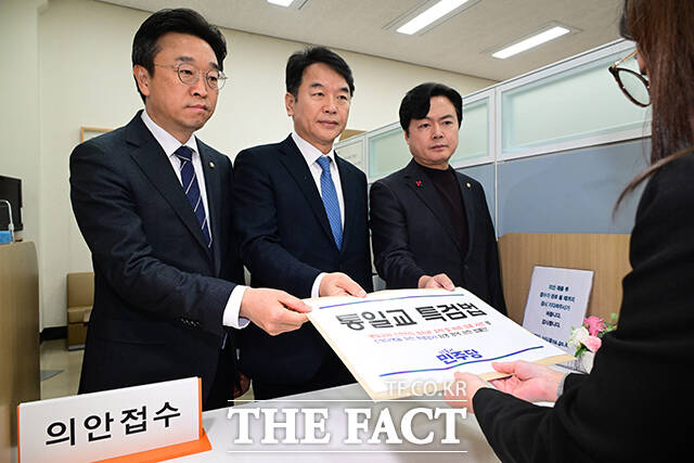 더불어민주당 이용우 원내부대표, 문진석 원내운영수석부대표, 김현정 원내대변인(왼쪽부터)이 26일 오후 서울 여의도 국회 의안과에 '통일교 특검법'을 제출하고 있다. /국회=남윤호 기자