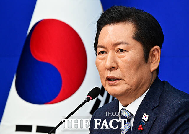 정청래 더불어민주당 대표가 26일 오전 서울 여의도 국회에서 기자회견을 열고 취재진의 질문에 답변을 하고 있다. /국회=배정한 기자