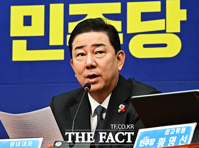 김병기 민주당 원내대표가 대한항공으로부터 160만 원 상당의 호텔 숙박권을 제공 받았다는 의혹이 제기됐다. 김 원내대표 측은 해당 의혹에 대해 