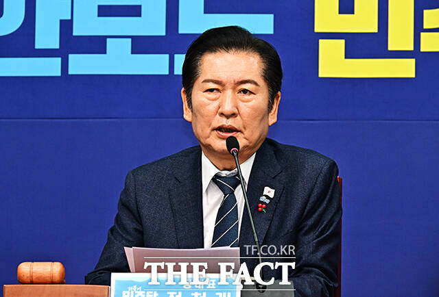 정청래 더불어민주당 대표가 26일 국회에서 취임 후 첫 기자회견을 열고 '한반도평화 신전략위원회'를 설치하겠다고 밝혔다. /배정한 기자