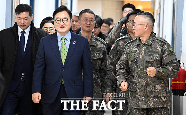 우원식국회의장이 26일 오전 경기 양평군 옥천면 제11기동사단 108기계화보병대대를 방문해 K2전차를 탑승하고 있다. /국회사진기자단