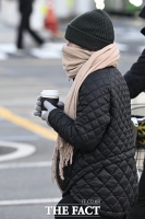  따뜻한 커피 없이는 힘든 출근길 [포토]