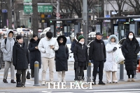  서울 영하 12도…'최강 한파'에 얼어붙은 출근길 [TF사진관]