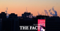  '냉동고 한파'에 난방 수증기 내뿜는 도심의 빌딩 [TF사진관]