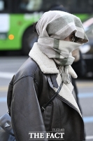 목도리로 꽁꽁 둘러싸도 춥네' [포토]