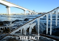  영하권 추위...고드름이 '주렁주렁' [포토]