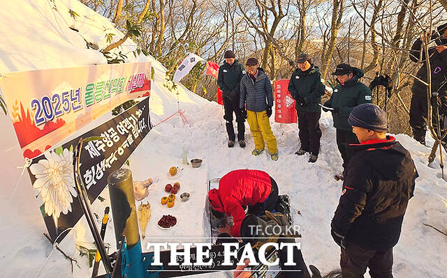 지난해 1월1일 성인봉에서 열린 새해 시산제 모습. /울릉산악회