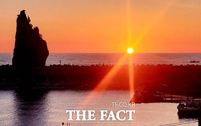 2026 새해맞이 울릉군 대한민국 일출제 행사가 열리는 저동항 촛대바위에서 바라본 일출 모습. /더팩트DB