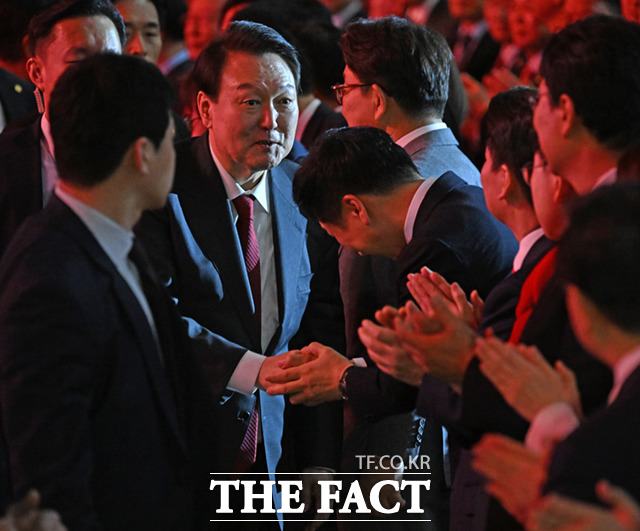 당대표 선거 지원 대가로 김건희 여사에게 명품 가방을 건넨 의혹을 받는 김기현 국민의힘 의원의 배우자가 김 여사 연루 의혹들을 수사하는 민중기 특별검사팀에 두번째 출석했다. 사진은 2023녀 3월8일 경기 일산 킨텍스에서 열린 국민의힘 제3차 전당대회에서 인사를 나누는 윤석열 전 대통령과 김기현 의원 /더팩트 DB