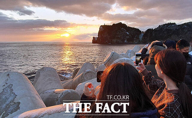 지난해 열린 행사에서 해맞이객들이 떠오르는 태양을 카메라에 담느라 분주하다. /더팩트 DB