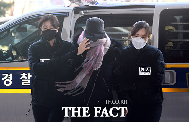 마약 투약 혐의를 받는 상태에서 해외로 도피했다가 체포된 남양유업 창업주의 외손녀 황하나씨가 26일 구속됐다. 사진은 황씨(가운데)가 지난 2021년 7일 오전 서울 마포구 서울서부지방지법에서 영장실질심사에 출석하고 있는 모습. /더팩트DB