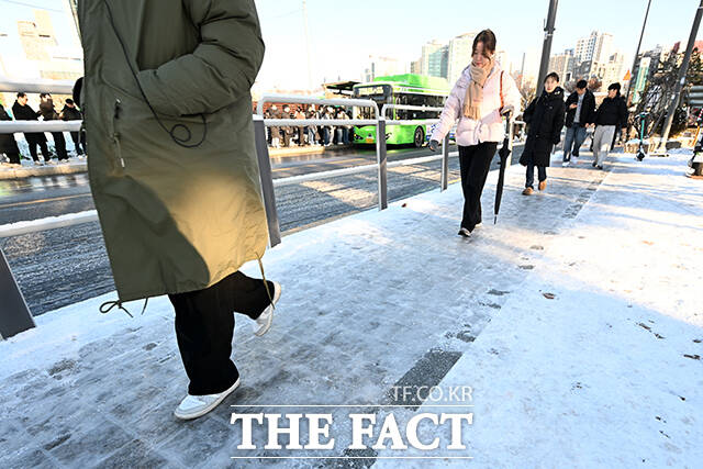 12월 마지막 일요일인 28일 전국 곳곳에 비 또는 눈이 내리겠다. 사진은 지난 5일 오전 서울 마포구 상암동 일대의 시민들이 빙판길을 조심히 걷고 있는 모습. /서예원 기자