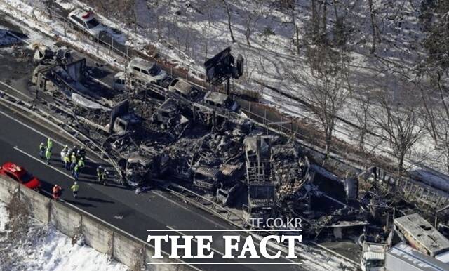 일본 고속도로에서 차량 67대 연쇄 추돌 사고가 발생해 2명이 숨지고 26명이 다쳤다. /AP.뉴시스