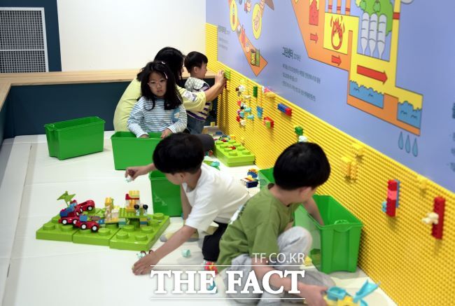 어린이들이 탄소중립체험관에서 체험 활동을 하고 있다. /시흥시
