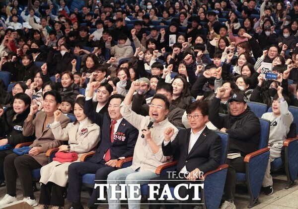 27일 한남대학교 성지관에서 열린 한국사 스타강사 최태성 씨 초청 미래진로 교육특강에 청소년과 학부모 등 1000여 명이 참석했다. /대덕구