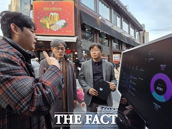 지난 10일 성심당 본점 앞에서 진행된 라이다 센서 기반 유동인구 분석 기술 시연회 현장. /대전 중구