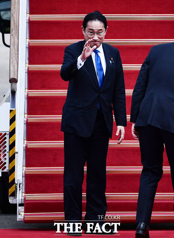 사진은 지난해 5월 한·일·중 정상회담을 마친 기시다 후미오 일본 총리가 경기 성남시 서울공항을 통해 일본으로 출국하며 손을 흔들고 있는 모습이다. /더팩트 DB