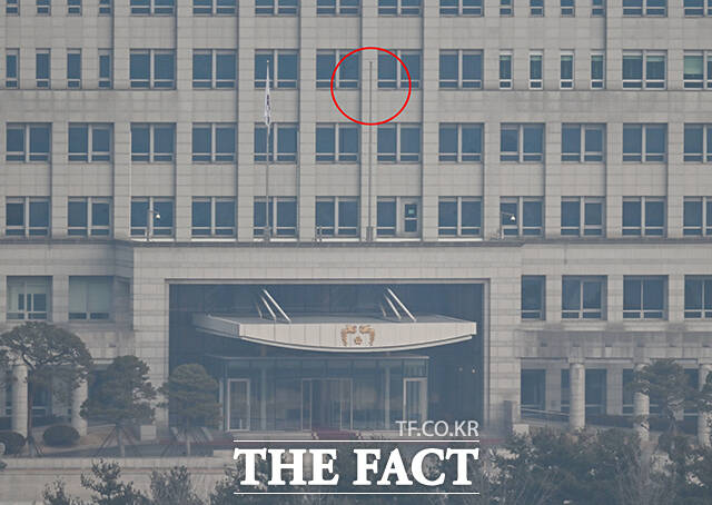 대통령 집무실을 청와대로 이전한 29일 오전 서울 용산 대통령실의 봉황기가 내려가 있다. / 박헌우 기자