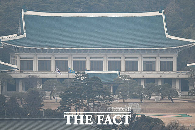 대통령 집무실을 청와대로 이전한 29일 오후 청와대 본관에 국가 수반을 상징하는 봉황기가 펄럭이고 있다. /박헌우 기자