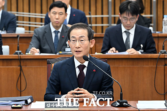 인사청문회에서 의원 질의에 답하는 김호철 감사원장 후보자.