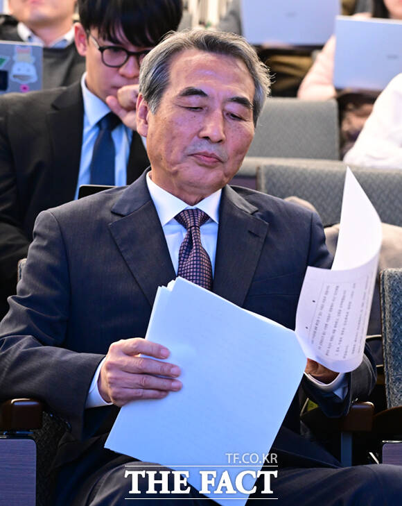 김건희 여사 연루 의혹을 수사해 온 민중기 특별검사가 29일 서울 종로구 KT광화문빌딩 웨스트에서 종합 브리핑을 열고 수사 결과를 발표에 앞서 인사하고 있다.