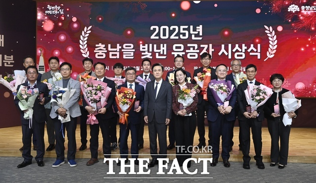 29일 개최된 2025년 충남을 빛낸 유공자 시상식에서 올 한 해 도정을 빛낸 우수 시책 담당자들이 수상하며 김태흠 충남도지사와 기념 촬영을 하고 있다. /충남도