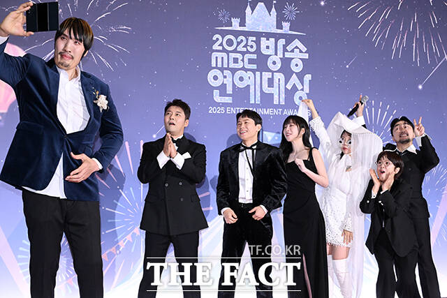방송인 최홍만과 전현무, 양세형, 쯔양, 홍현희, 송은이, 유병재(왼쪽부터)가 29일 오후 서울 마포구 MBC 미디어센터에서 열린 ‘2025 MBC 방송연예대상’ 레드카펫에 참석해 포즈를 취하고 있다. /서예원 기자
