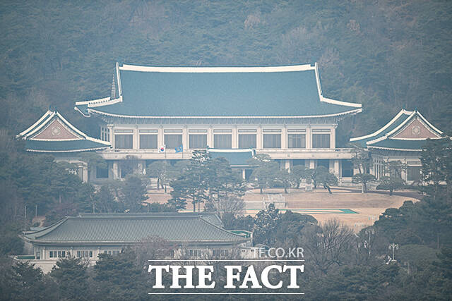 대통령 집무실을 청와대로 이전한 29일 오후 청와대 본관에 국가 수반을 상징하는 봉황기가 펄럭이고 있다. /박헌우 기자