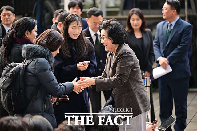 이혜훈 후보자가 지명 소감 발표에 앞서 취재진과 인사하고 있다.