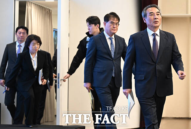 김건희 여사 연루 의혹을 수사해 온 민중기 특별검사가 29일 서울 종로구 KT광화문빌딩 웨스트에서 종합 브리핑을 열고 수사 결과를 발표에 앞서 인사하고 있다.