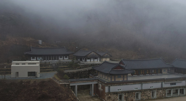 LG전자가 산불 피해를 입은 경북 의성군 천년고찰 '고운사'에 'LG 스마트코티지'를 기증했다. /LG전자