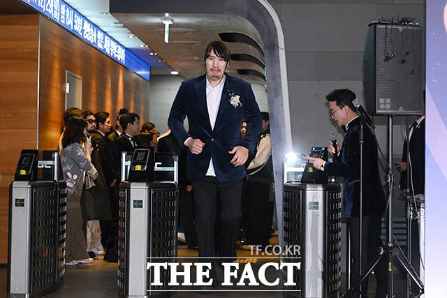 방송인 최홍만과 전현무, 양세형, 쯔양, 홍현희, 송은이, 유병재(왼쪽부터)가 29일 오후 서울 마포구 MBC 미디어센터에서 열린 ‘2025 MBC 방송연예대상’ 레드카펫에 참석해 포즈를 취하고 있다. /서예원 기자