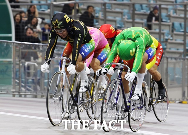 임채빈이 정종진을 추입으로 제압, 가장 먼저 결승선을 통과하며 그랑프리 3연패를 달성하는 장면./국민체육진흥공단