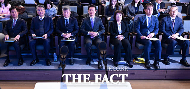 김건희 여사 연루 의혹을 수사해 온 민중기 특별검사가 29일 서울 종로구 KT광화문빌딩 웨스트에서 종합 브리핑을 열고 수사 결과를 발표에 앞서 인사하고 있다.