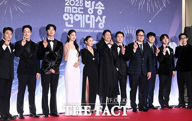 방송인 전현무(왼쪽)를 비롯한 '나 혼자 산다' 출연진이 29일 오후 서울 마포구 MBC 미디어센터에서 열린 ‘2025 MBC 방송연예대상’ 레드카펫에 참석해 포즈를 취하고 있다. /서예원 기자