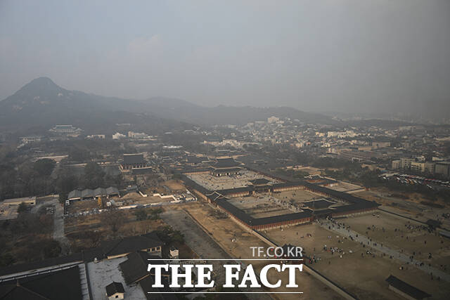 올겨울 첫 초미세먼지 주의보가 발령된 29일 오후 서울 도심이 뿌옇게 보이고 있다. /박헌우 기자