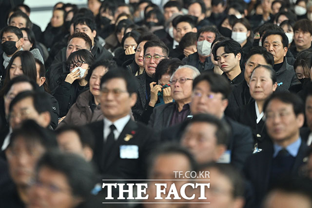 '제주항공 참사 1주기 추모식 엄수'…오열하는 유가족들. /사진공동취재단