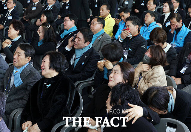 '제주항공 참사 1주기 추모식 엄수'…오열하는 유가족들. /사진공동취재단