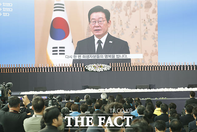 '제주항공 참사 1주기 추모식 엄수'…오열하는 유가족들. /사진공동취재단