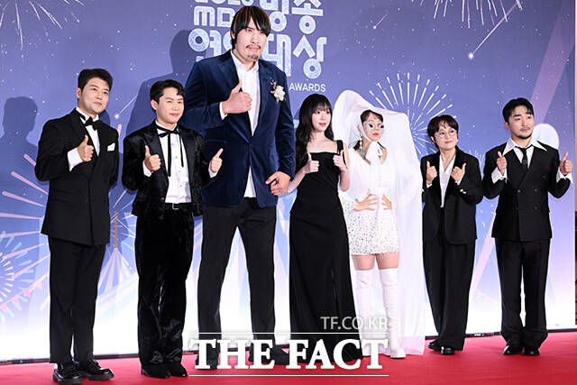 방송인 최홍만과 전현무, 양세형, 쯔양, 홍현희, 송은이, 유병재(왼쪽부터)가 29일 오후 서울 마포구 MBC 미디어센터에서 열린 ‘2025 MBC 방송연예대상’ 레드카펫에 참석해 포즈를 취하고 있다. /서예원 기자
