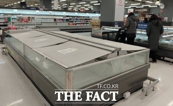 홈플러스 가양점이 지난 2000년 10월 개장해 2025년 12월 28일 폐점을 하게 됐다. 사진은 지난 25일 크리스마스 저녁 찾은 홈플러스 매장 내 모습. 곳곳에 휑한 매대만 덩그러니 남았다. /손원태 기자