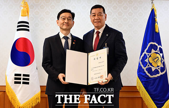 윤창렬 국무조정실장(왼쪽)이 최원철 공주시장과 기념촬영을 하고 있다.