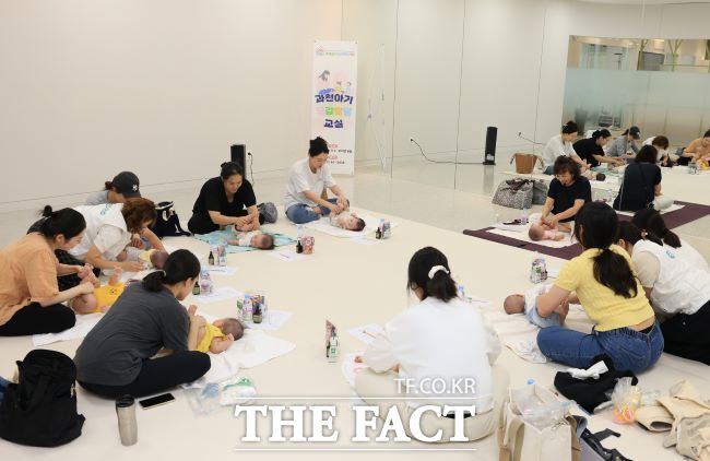 과천시가 경기형 가족돌봄수당을 내년 1월 1일부터 접수한다. 사진은 오감발달 교실에 참여한 시민들 모습. /과천시