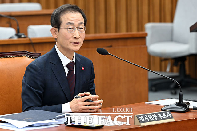 인사청문회에서 의원 질의에 답하는 김호철 감사원장 후보자.