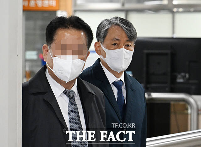 조지호 전 경찰청장(오른쪽)이 지난해 12·3 비상계엄 당시 윤석열 전 대통령으로부터 전화로 국회에 출입하는 국회의원들을 다 체포하라는 지시를 받았다고 재차 증언했다. 조 전 청장이 지난 3월 서울 서초구 서울중앙지방법원에서 열린 공판에 출석하고 있다. /박헌우 기자